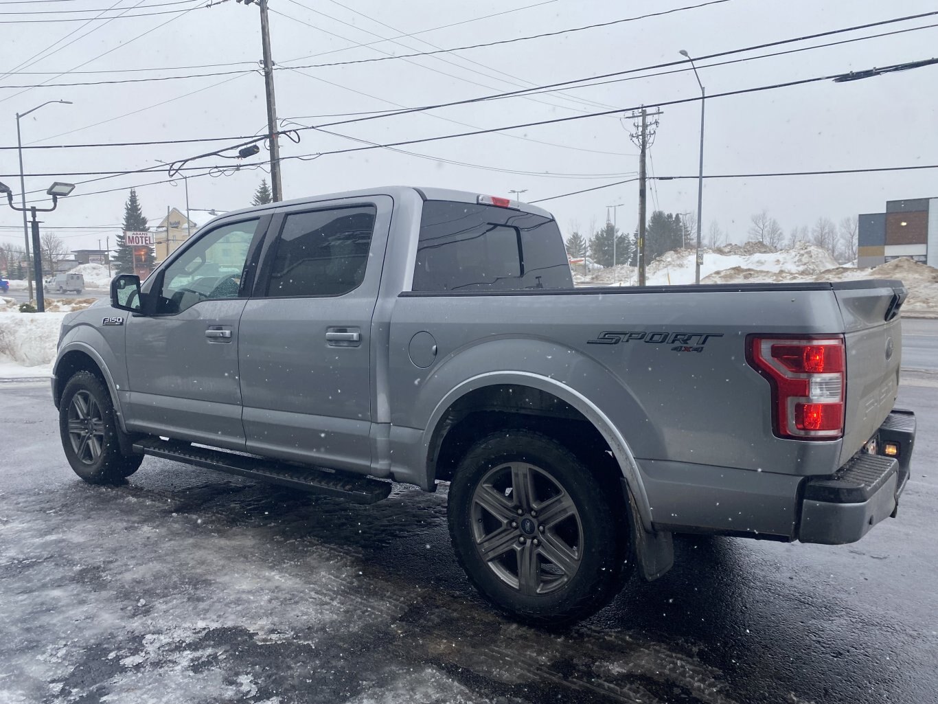 2020 FORD F 150 XLT 4X4 SUPER CREW SPORT WITH HEATED SEATS, REAR VIEW CAMERA AND NAVIGATION!!