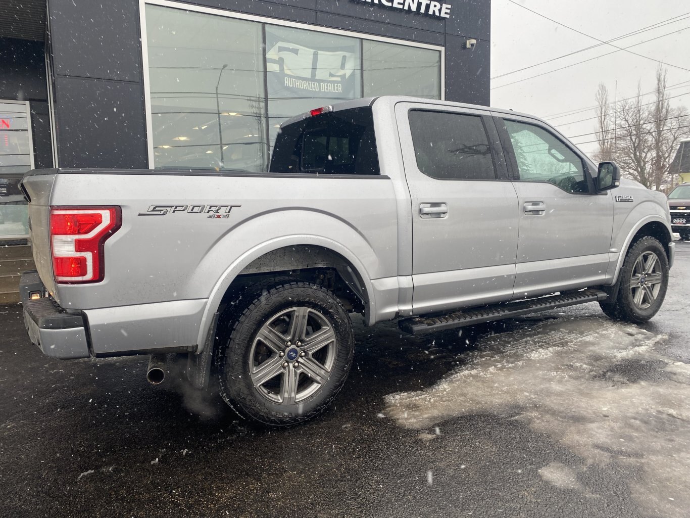 2020 FORD F 150 XLT 4X4 SUPER CREW SPORT WITH HEATED SEATS, REAR VIEW CAMERA AND NAVIGATION!!