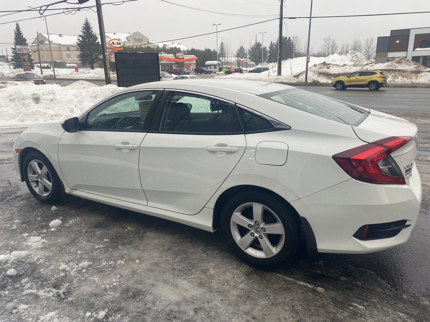 2018 HONDA CIVIC LX FWD WITH HEATED SEATS AND REAR VIEW CAMERA!!