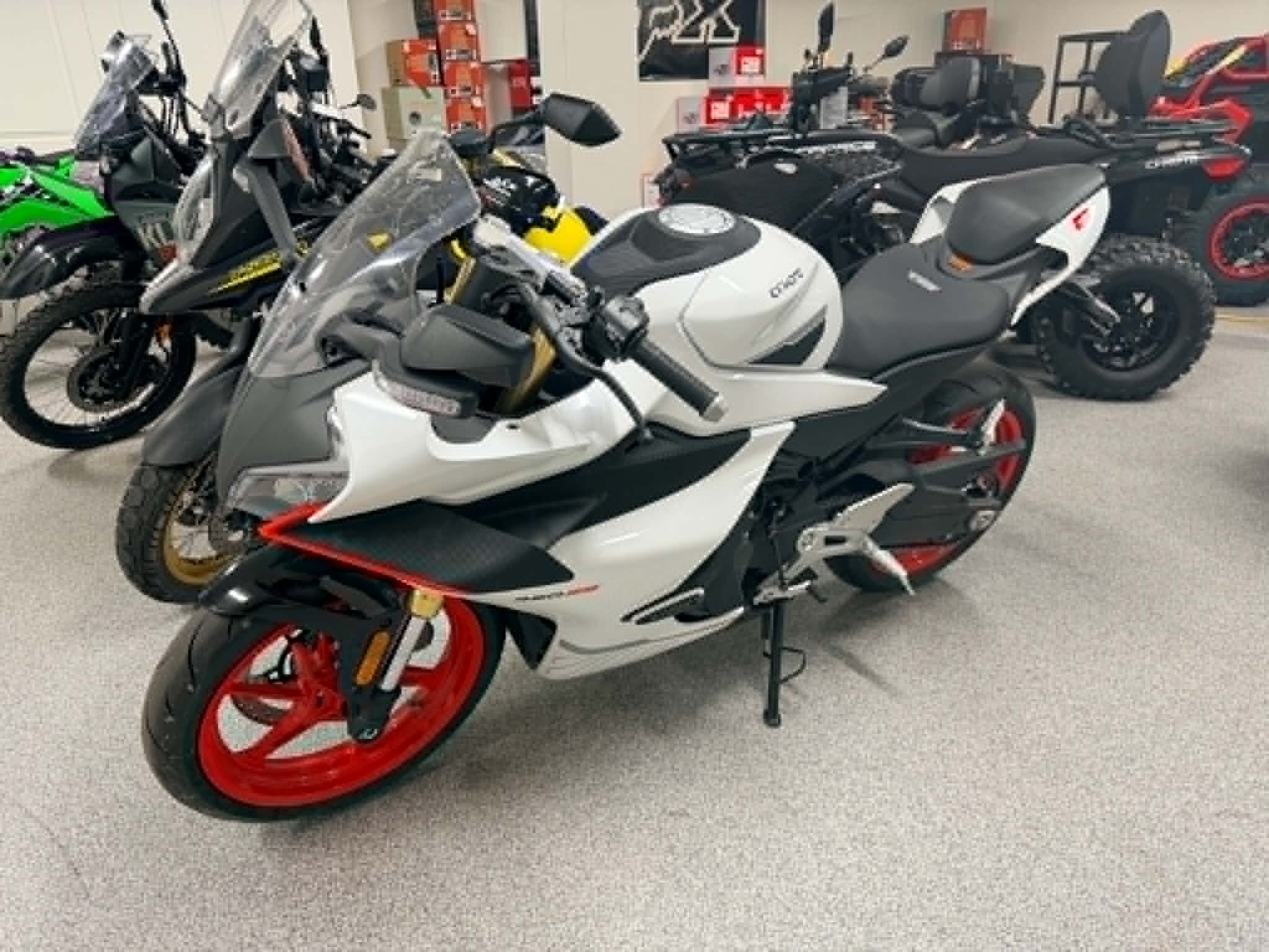2025 CFMOTO 450SS Nebula White | C17289 | BUD ROBINSON MOTORSPORTS