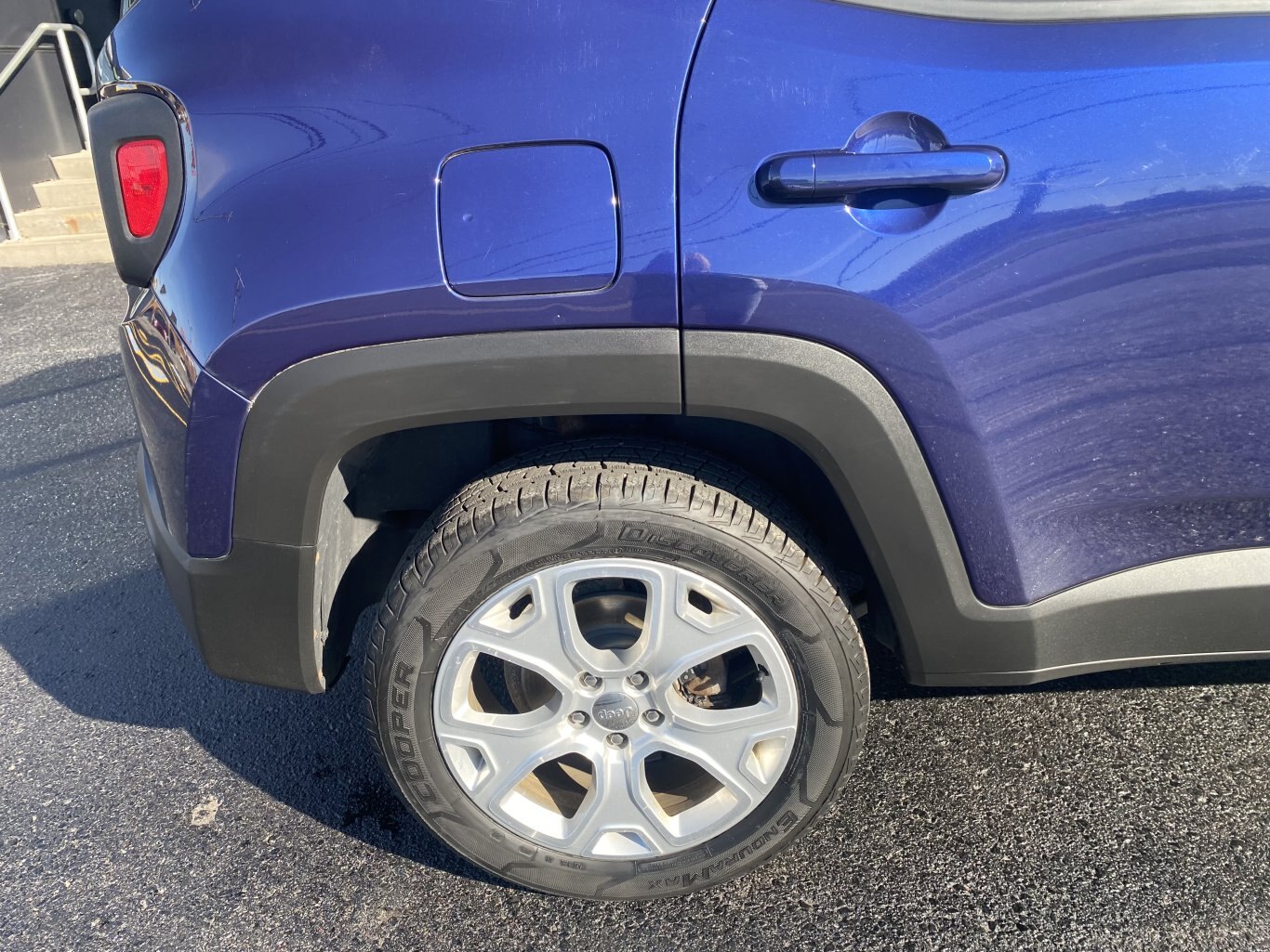 2017 JEEP RENEGADE LIMITED 4X4 WITH LEATHER SEATS, HEATED SEATS, HEATED STEERING WHEEL, REAR VIEW CAMERA AND NAVIGATION!!