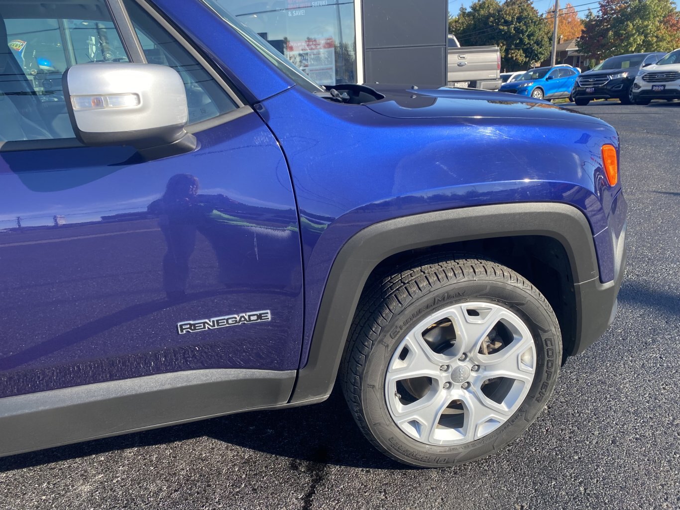 2017 JEEP RENEGADE LIMITED 4X4 WITH LEATHER SEATS, HEATED SEATS, HEATED STEERING WHEEL, REAR VIEW CAMERA AND NAVIGATION!!