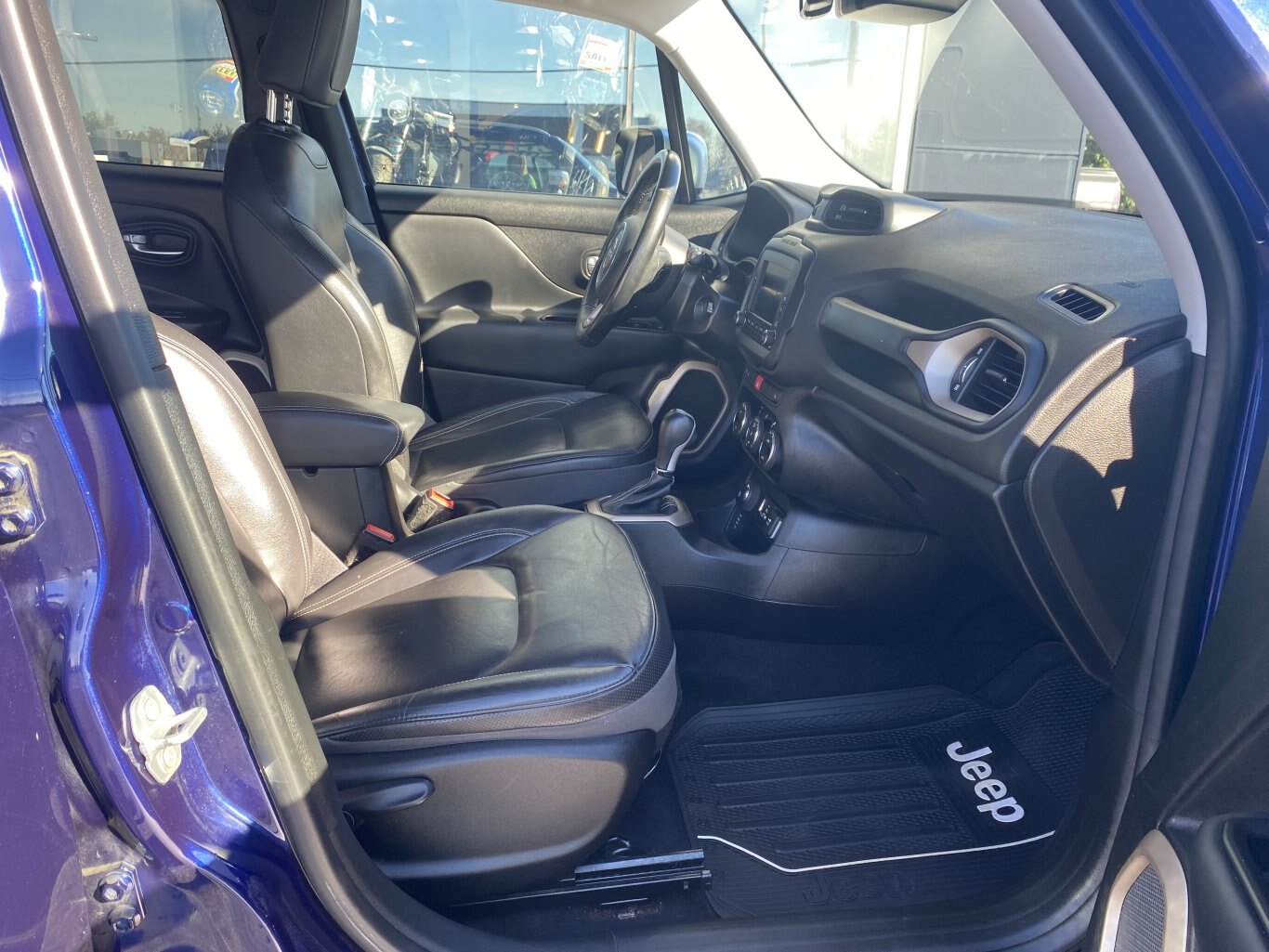 2017 JEEP RENEGADE LIMITED 4X4 WITH LEATHER SEATS, HEATED SEATS, HEATED STEERING WHEEL, REAR VIEW CAMERA AND NAVIGATION!!