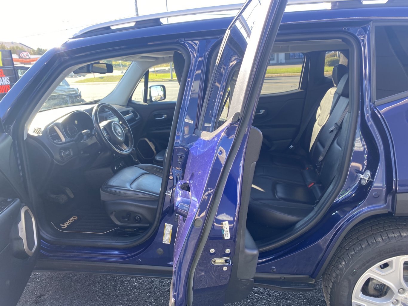 2017 JEEP RENEGADE LIMITED 4X4 WITH LEATHER SEATS, HEATED SEATS, HEATED STEERING WHEEL, REAR VIEW CAMERA AND NAVIGATION!!