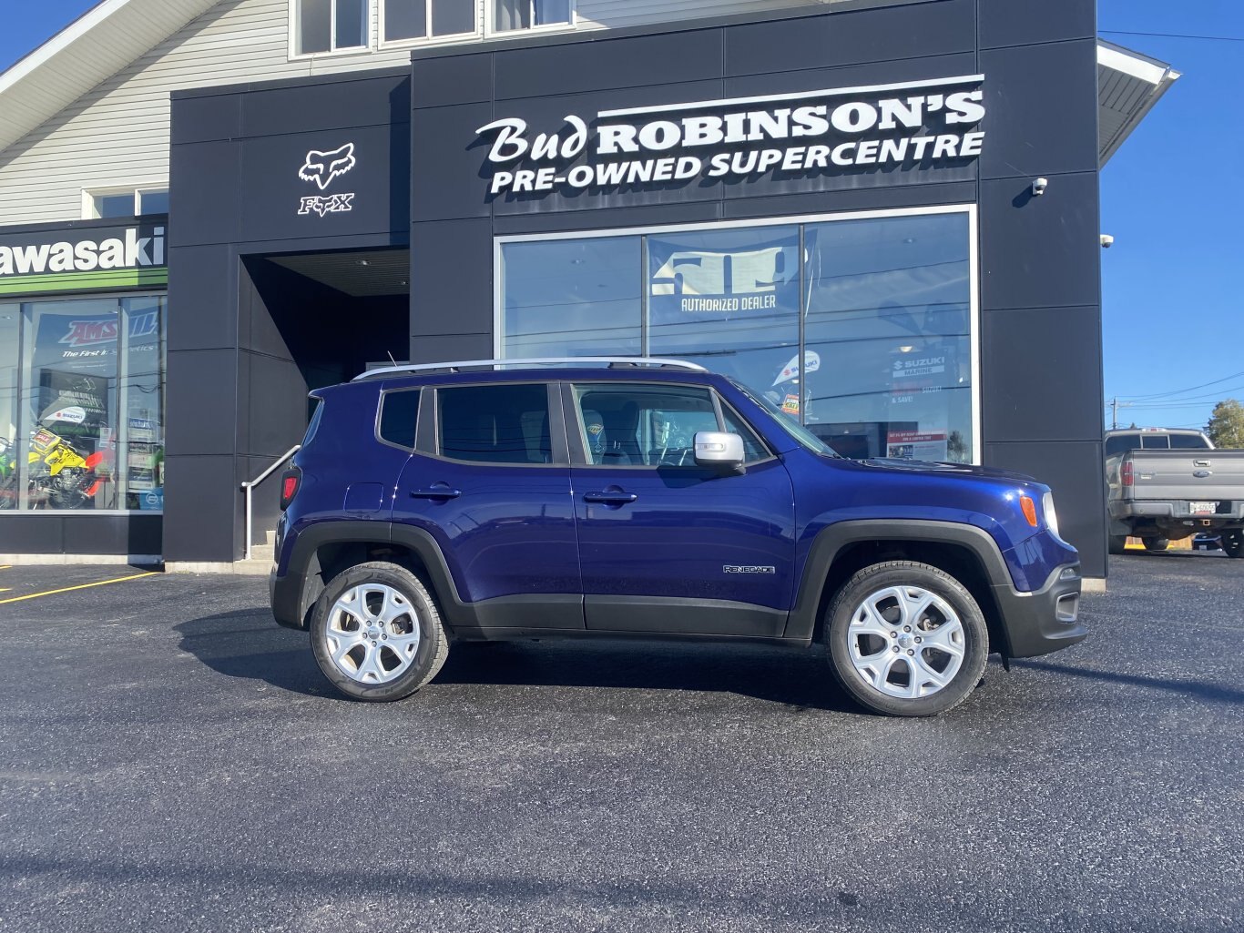 2017 JEEP RENEGADE LIMITED 4X4 WITH LEATHER SEATS, HEATED SEATS, HEATED STEERING WHEEL, REAR VIEW CAMERA AND NAVIGATION!!