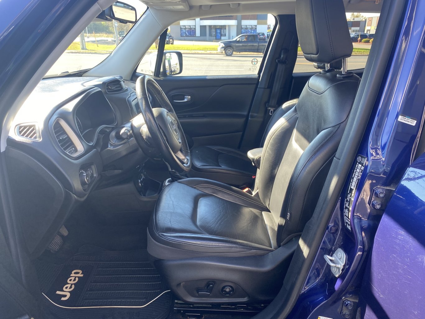 2017 JEEP RENEGADE LIMITED 4X4 WITH LEATHER SEATS, HEATED SEATS, HEATED STEERING WHEEL, REAR VIEW CAMERA AND NAVIGATION!!