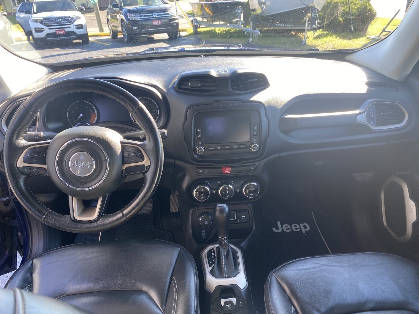 2017 JEEP RENEGADE LIMITED 4X4 WITH LEATHER SEATS, HEATED SEATS, HEATED STEERING WHEEL, REAR VIEW CAMERA AND NAVIGATION!!