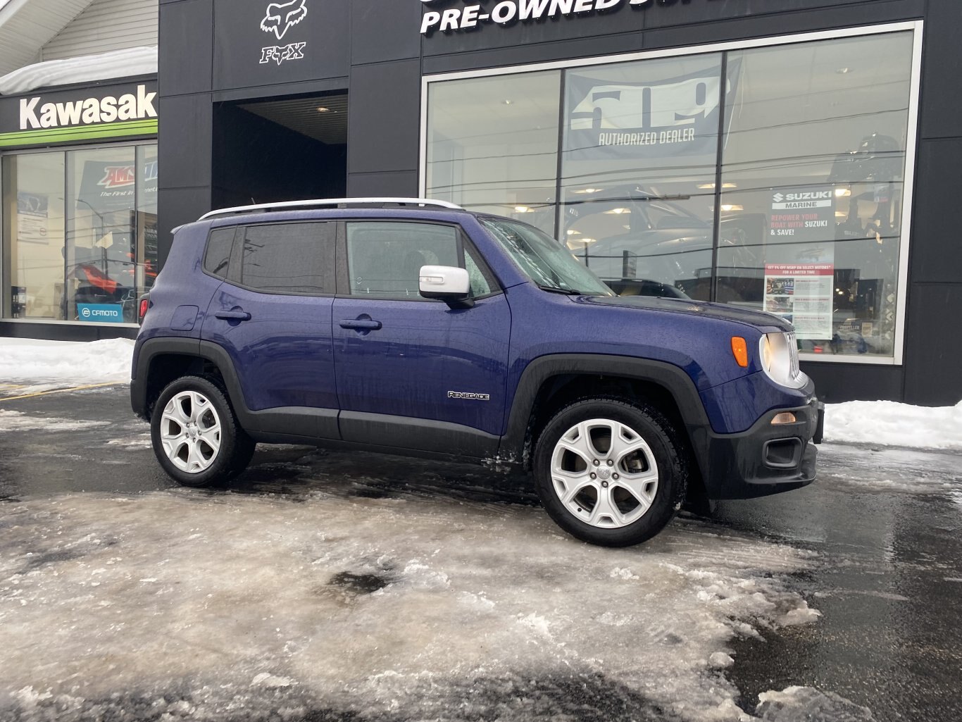 2017 JEEP RENEGADE LIMITED 4X4 WITH LEATHER SEATS, HEATED SEATS, HEATED STEERING WHEEL, REAR VIEW CAMERA AND NAVIGATION!!