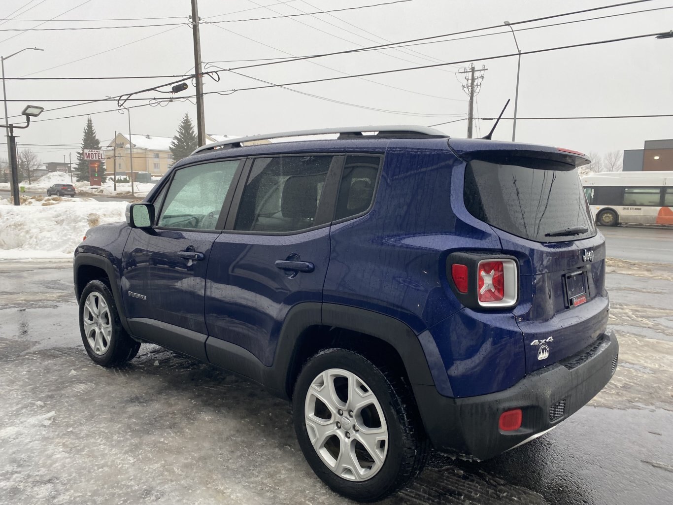 2017 JEEP RENEGADE LIMITED 4X4 WITH LEATHER SEATS, HEATED SEATS, HEATED STEERING WHEEL, REAR VIEW CAMERA AND NAVIGATION!!