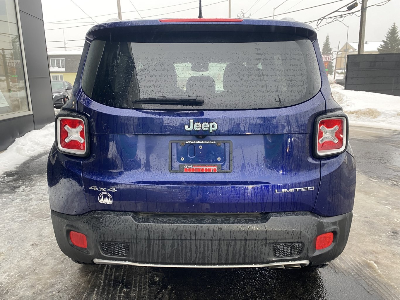 2017 JEEP RENEGADE LIMITED 4X4 WITH LEATHER SEATS, HEATED SEATS, HEATED STEERING WHEEL, REAR VIEW CAMERA AND NAVIGATION!!