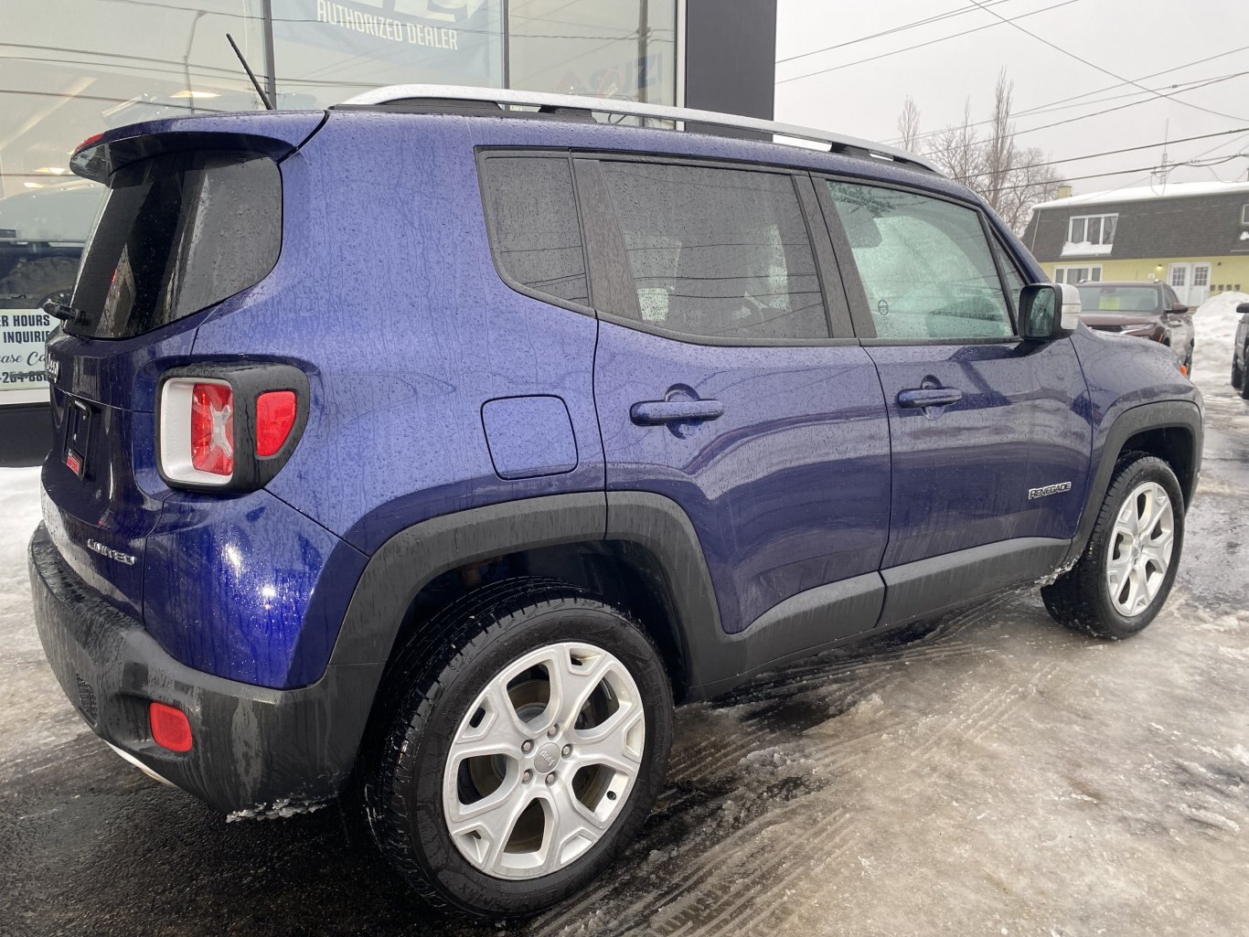 2017 JEEP RENEGADE LIMITED 4X4 WITH LEATHER SEATS, HEATED SEATS, HEATED STEERING WHEEL, REAR VIEW CAMERA AND NAVIGATION!!