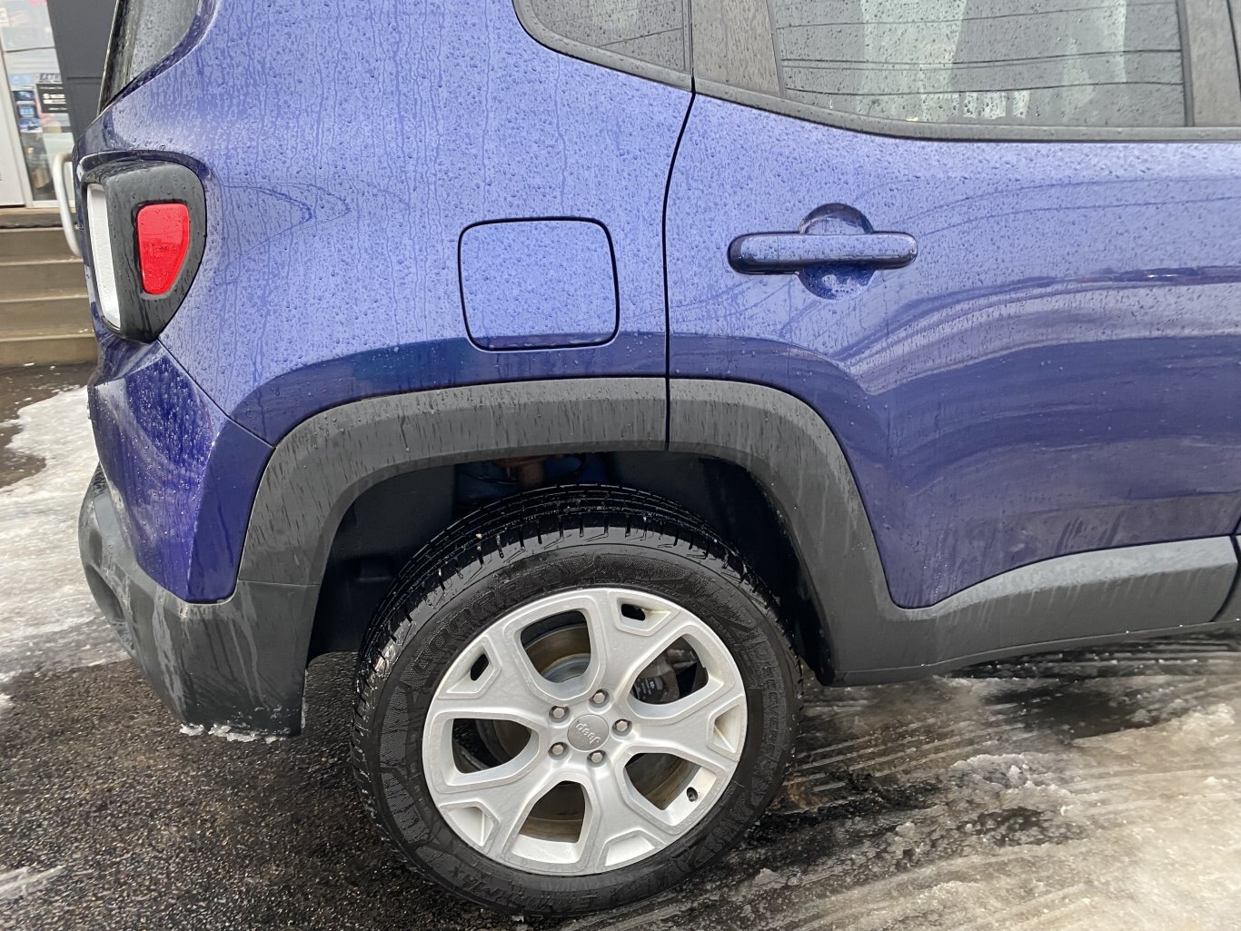 2017 JEEP RENEGADE LIMITED 4X4 WITH LEATHER SEATS, HEATED SEATS, HEATED STEERING WHEEL, REAR VIEW CAMERA AND NAVIGATION!!