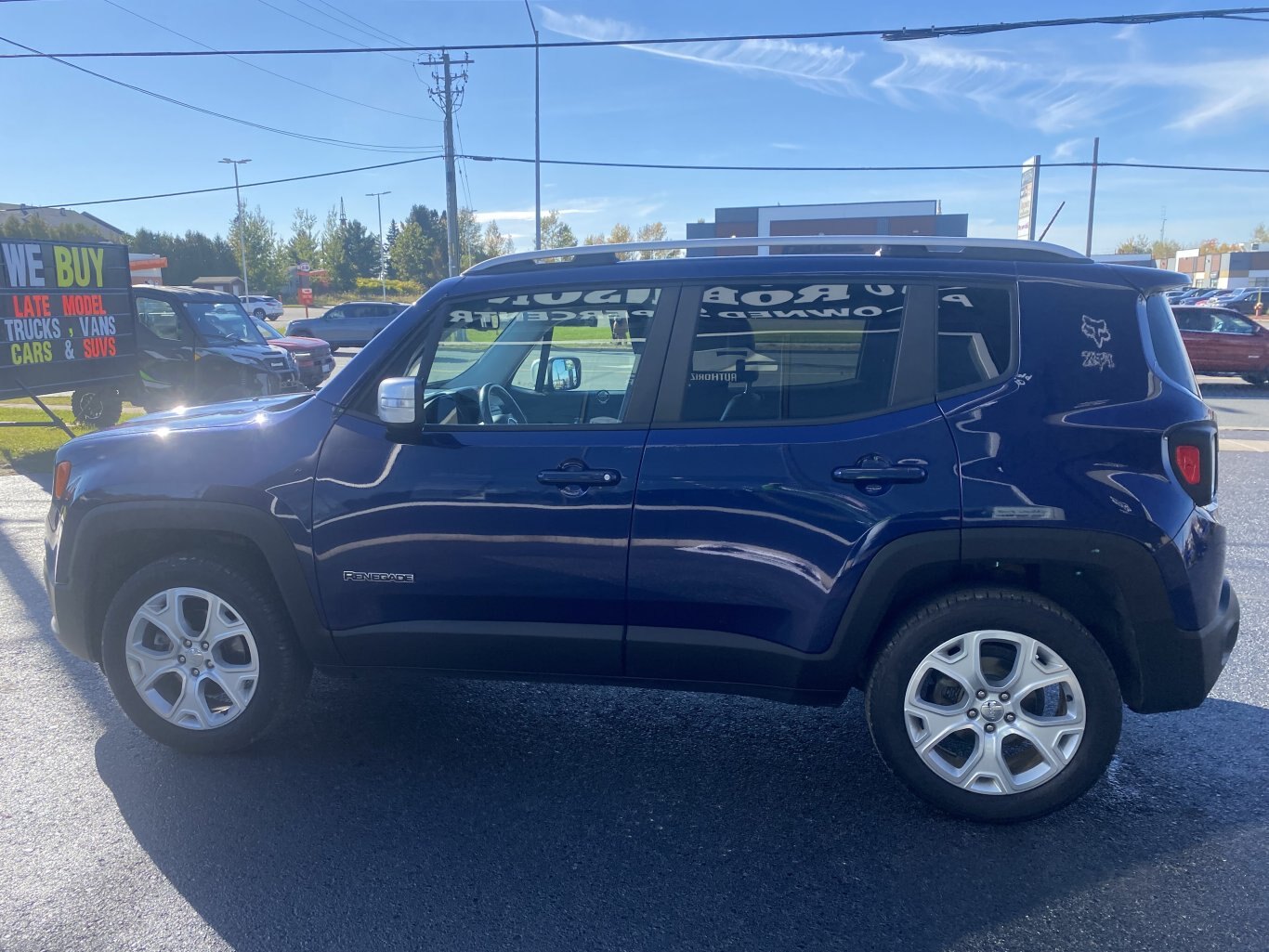 2017 JEEP RENEGADE LIMITED 4X4 WITH LEATHER SEATS, HEATED SEATS, HEATED STEERING WHEEL, REAR VIEW CAMERA AND NAVIGATION!!