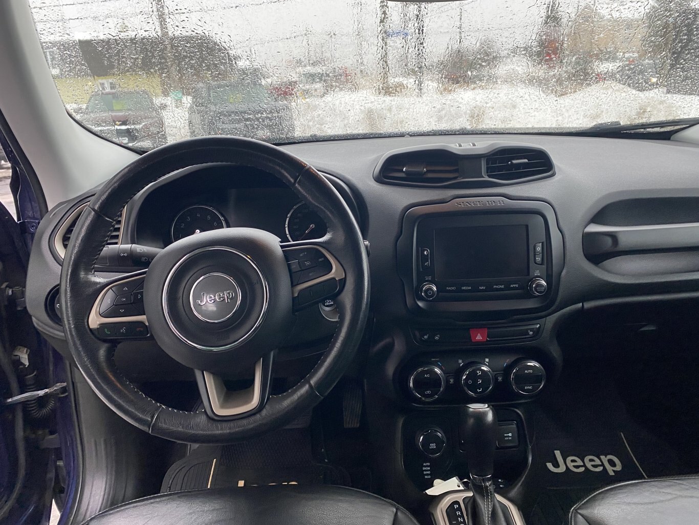 2017 JEEP RENEGADE LIMITED 4X4 WITH LEATHER SEATS, HEATED SEATS, HEATED STEERING WHEEL, REAR VIEW CAMERA AND NAVIGATION!!