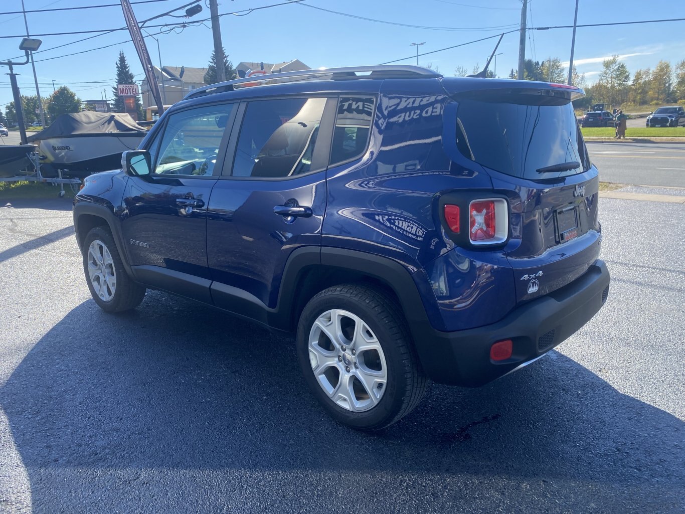 2017 JEEP RENEGADE LIMITED 4X4 WITH LEATHER SEATS, HEATED SEATS, HEATED STEERING WHEEL, REAR VIEW CAMERA AND NAVIGATION!!