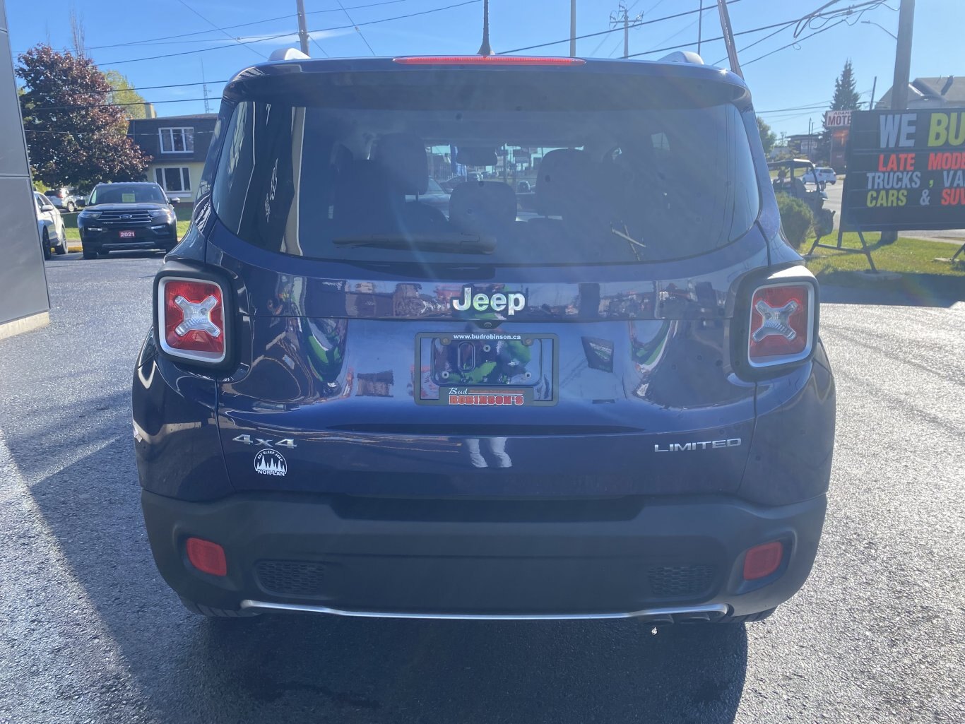 2017 JEEP RENEGADE LIMITED 4X4 WITH LEATHER SEATS, HEATED SEATS, HEATED STEERING WHEEL, REAR VIEW CAMERA AND NAVIGATION!!