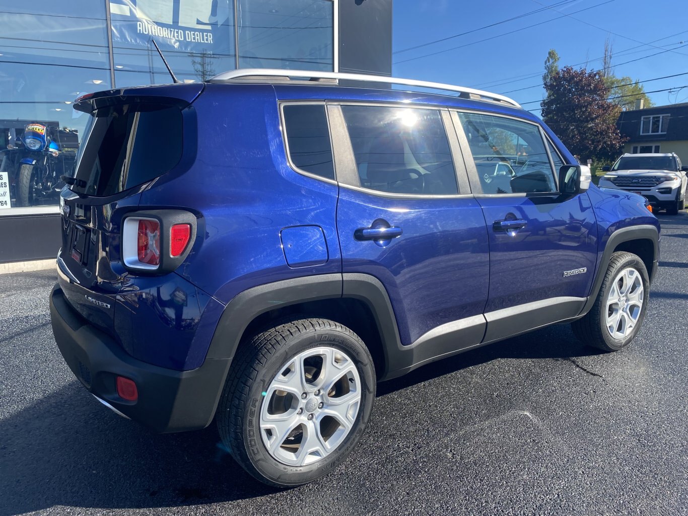 2017 JEEP RENEGADE LIMITED 4X4 WITH LEATHER SEATS, HEATED SEATS, HEATED STEERING WHEEL, REAR VIEW CAMERA AND NAVIGATION!!