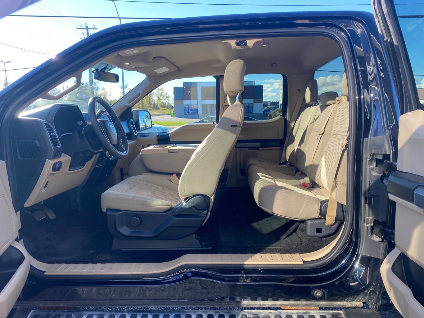 2017 FORD F 150 XLT 4X4 SUPER CAB 6.5 FT BOX WITH REAR VIEW CAMERA AND REMOTE START!!