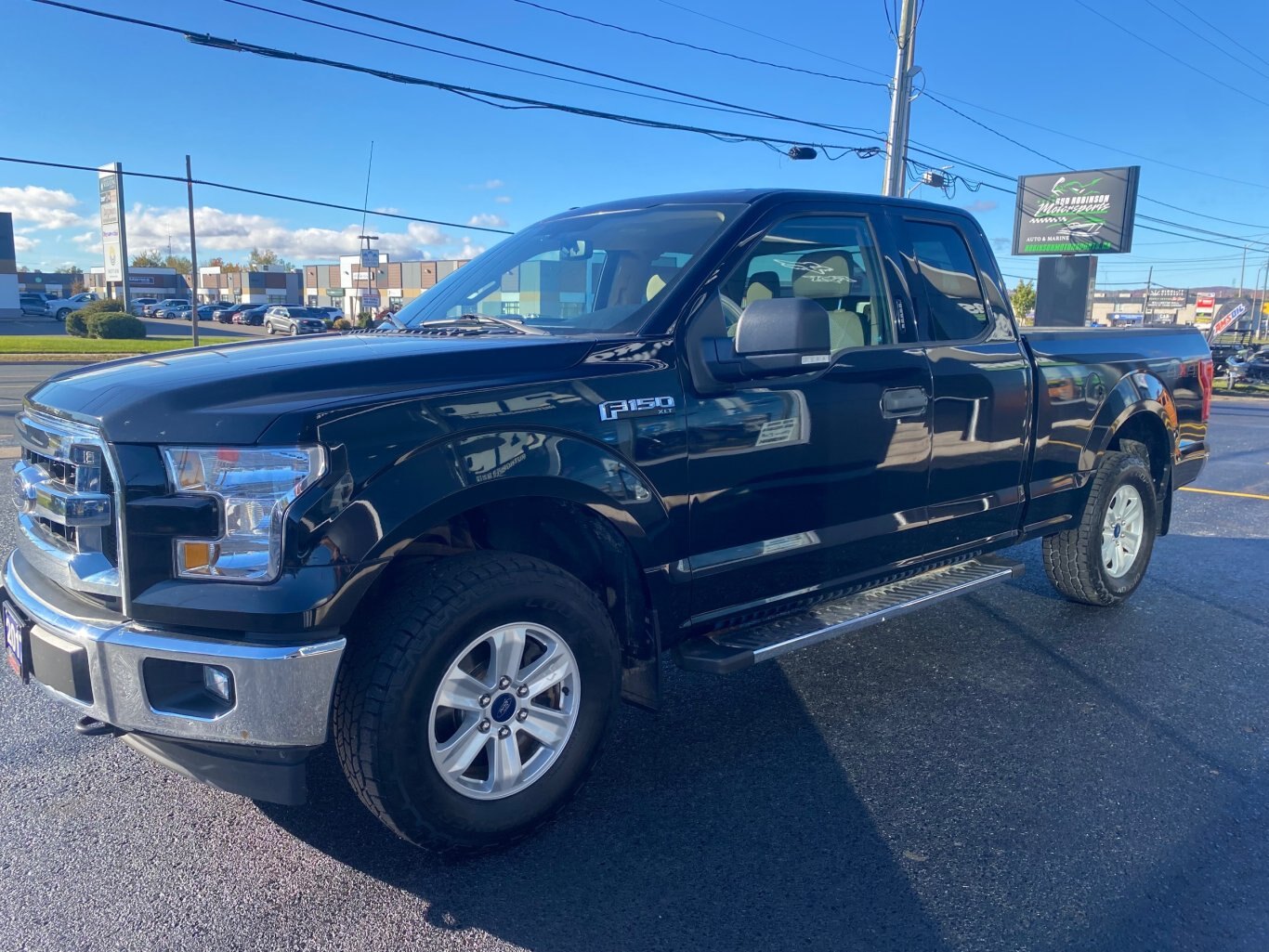 2017 FORD F 150 XLT 4X4 SUPER CAB 6.5 FT BOX WITH REAR VIEW CAMERA AND REMOTE START!!