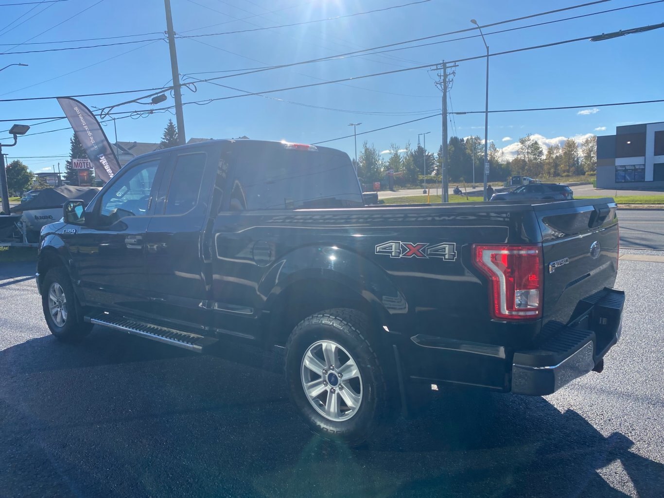 2017 FORD F 150 XLT 4X4 SUPER CAB 6.5 FT BOX WITH REAR VIEW CAMERA AND REMOTE START!!