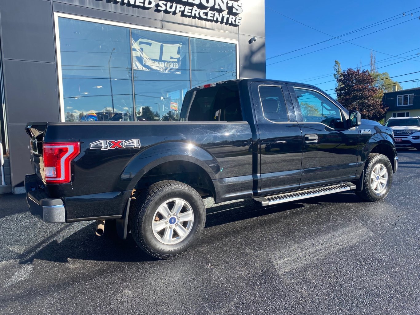 2017 FORD F 150 XLT 4X4 SUPER CAB 6.5 FT BOX WITH REAR VIEW CAMERA AND REMOTE START!!