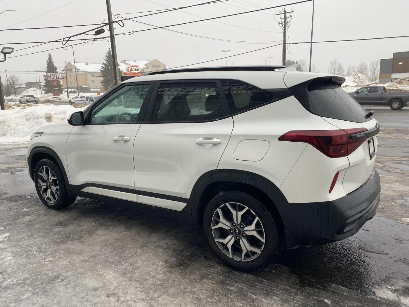 2021 KIA SELTOS EX PREMIUM AWD WITH SUNROOF, LEATHER SEATS, HEATED/COOLED SEATS, HEATED STEERING WHEEL, REAR VIEW CAMERA AND NAVIGATION!!