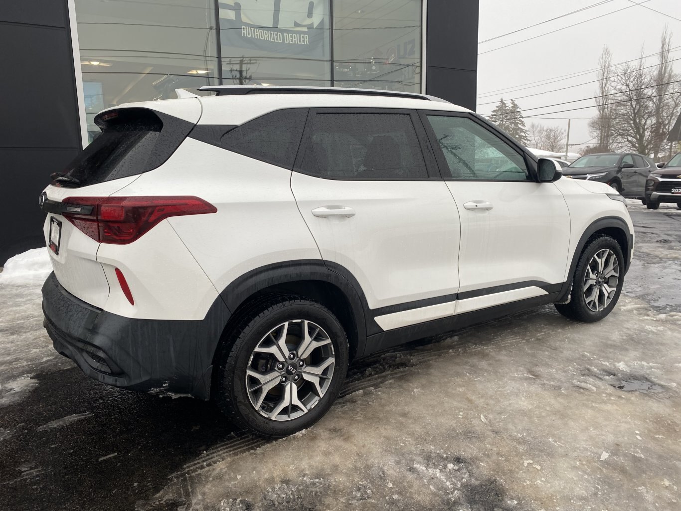 2021 KIA SELTOS EX PREMIUM AWD WITH SUNROOF, LEATHER SEATS, HEATED/COOLED SEATS, HEATED STEERING WHEEL, REAR VIEW CAMERA AND NAVIGATION!!