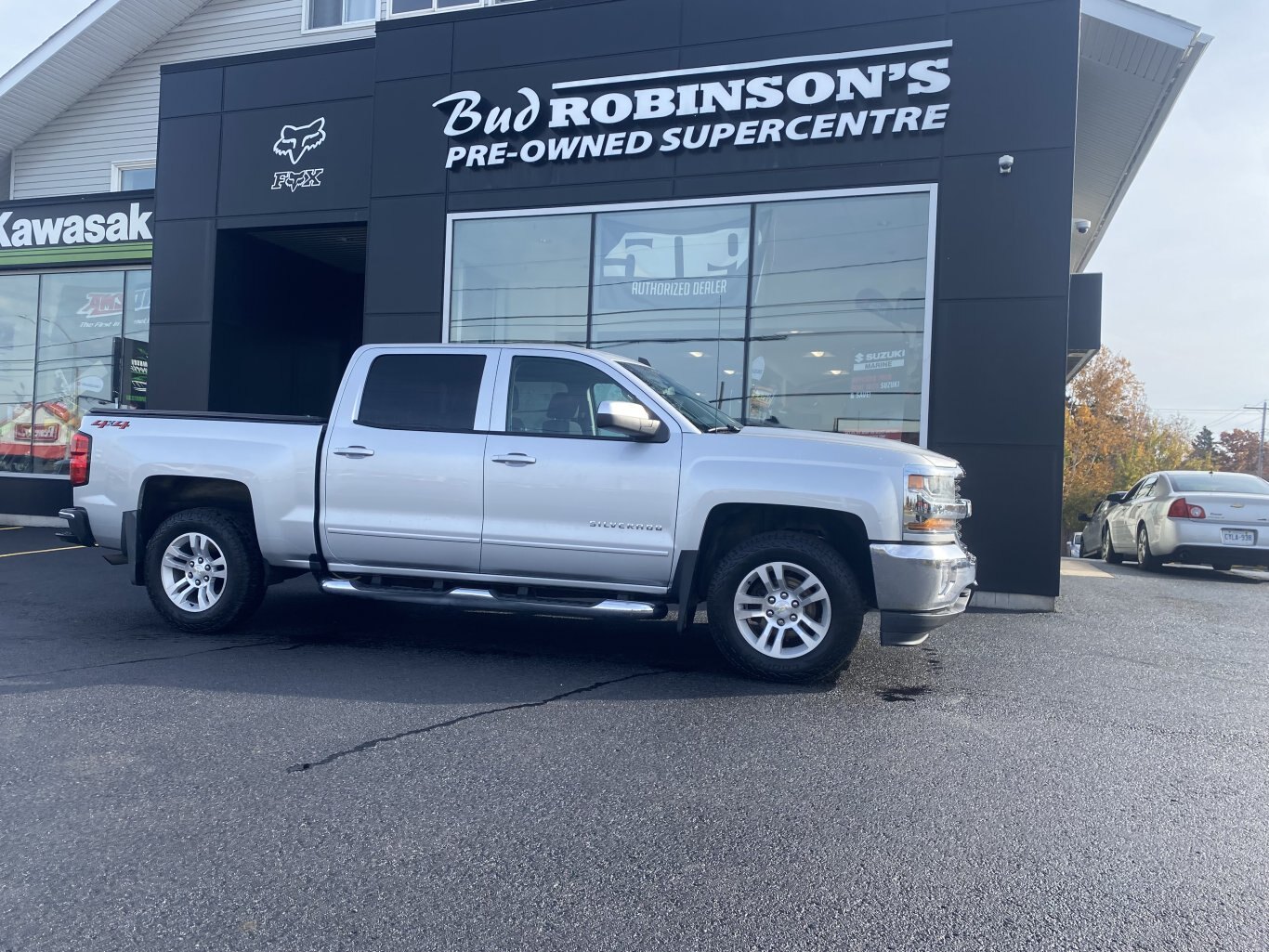 2018 CHEVROLET SILVERADO LT 4X4 CREW CAB WITH TONNEAU COVER, HEATED SEATS, REAR VIEW CAMERA AND NAVIGATION!!