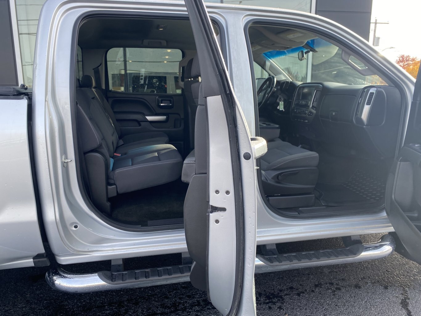 2018 CHEVROLET SILVERADO LT 4X4 CREW CAB WITH TONNEAU COVER, HEATED SEATS, REAR VIEW CAMERA AND NAVIGATION!!