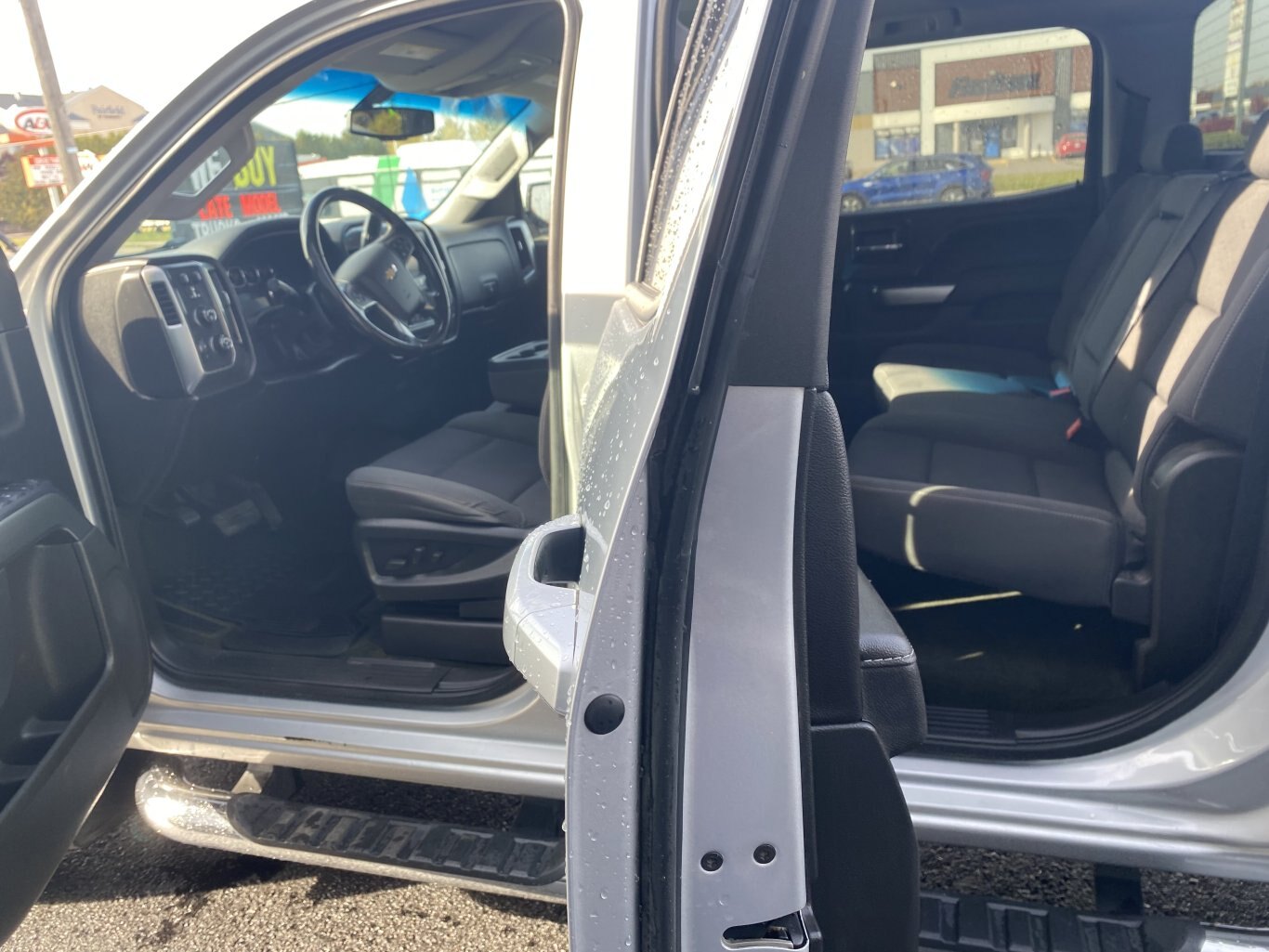 2018 CHEVROLET SILVERADO LT 4X4 CREW CAB WITH TONNEAU COVER, HEATED SEATS, REAR VIEW CAMERA AND NAVIGATION!!