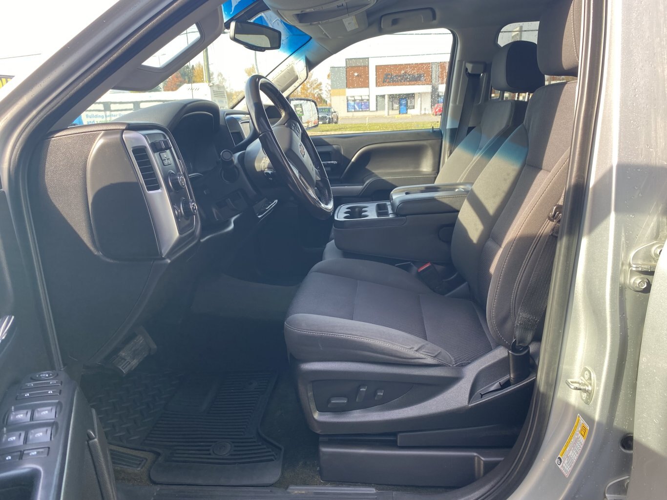 2018 CHEVROLET SILVERADO LT 4X4 CREW CAB WITH TONNEAU COVER, HEATED SEATS, REAR VIEW CAMERA AND NAVIGATION!!