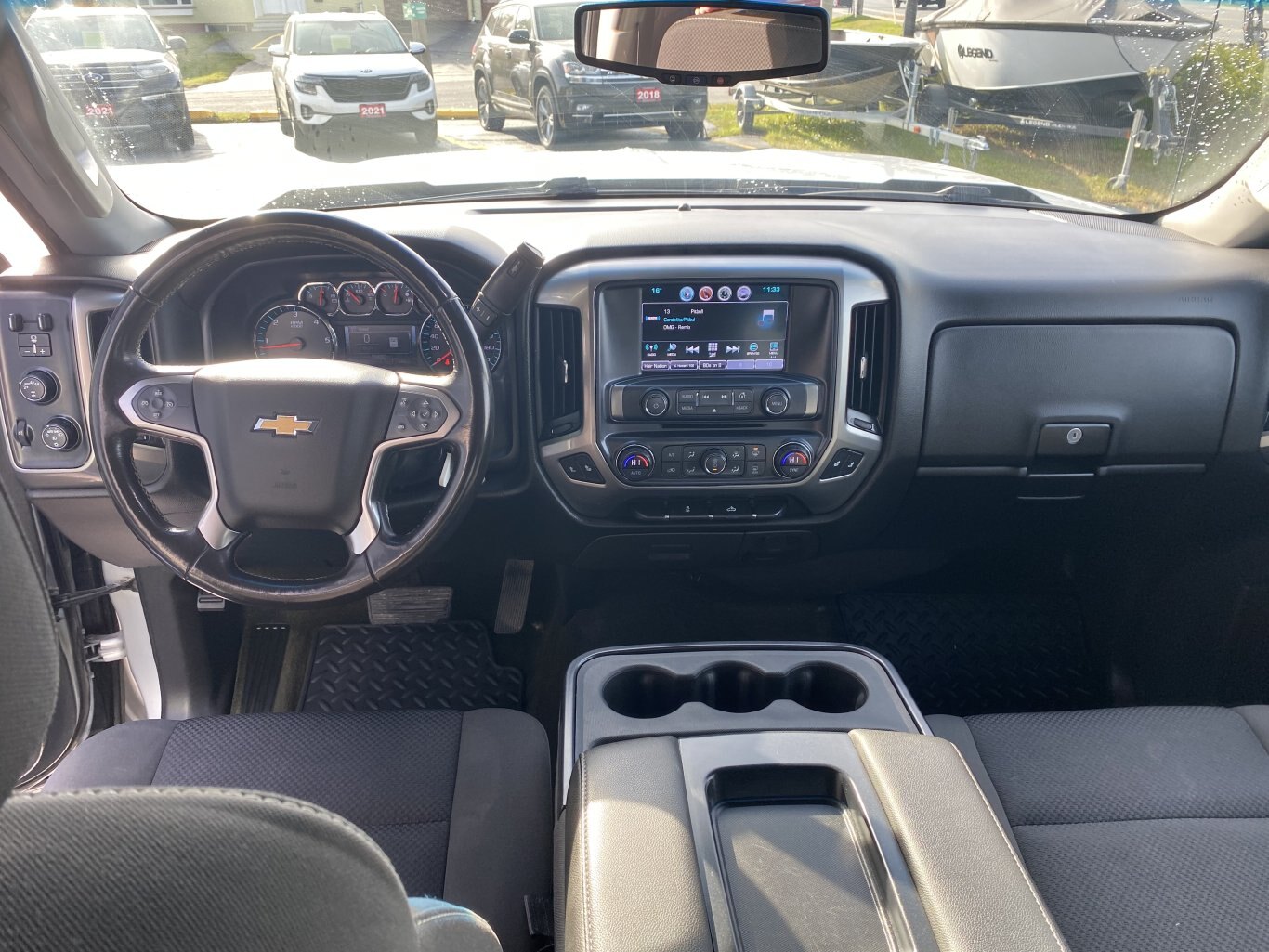 2018 CHEVROLET SILVERADO LT 4X4 CREW CAB WITH TONNEAU COVER, HEATED SEATS, REAR VIEW CAMERA AND NAVIGATION!!