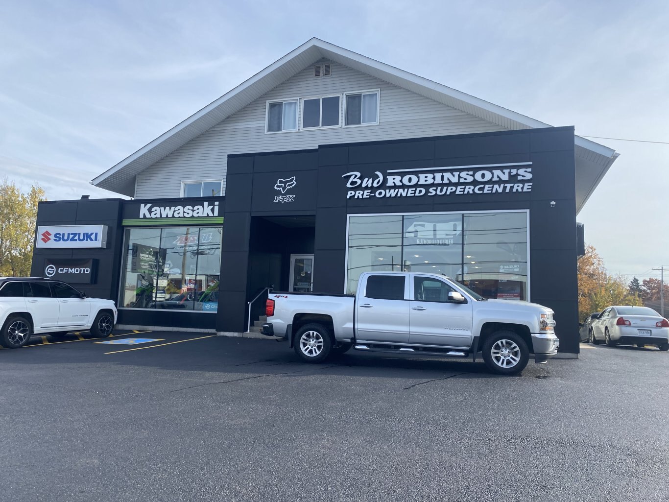 2018 CHEVROLET SILVERADO LT 4X4 CREW CAB WITH TONNEAU COVER, HEATED SEATS, REAR-VIEW CAMERA AND NAVIGATION!!