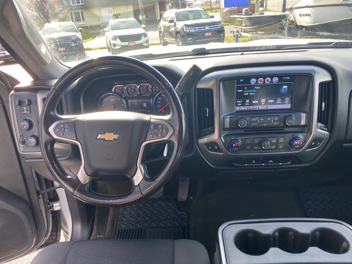 2018 CHEVROLET SILVERADO LT 4X4 CREW CAB WITH TONNEAU COVER, HEATED SEATS, REAR VIEW CAMERA AND NAVIGATION!!