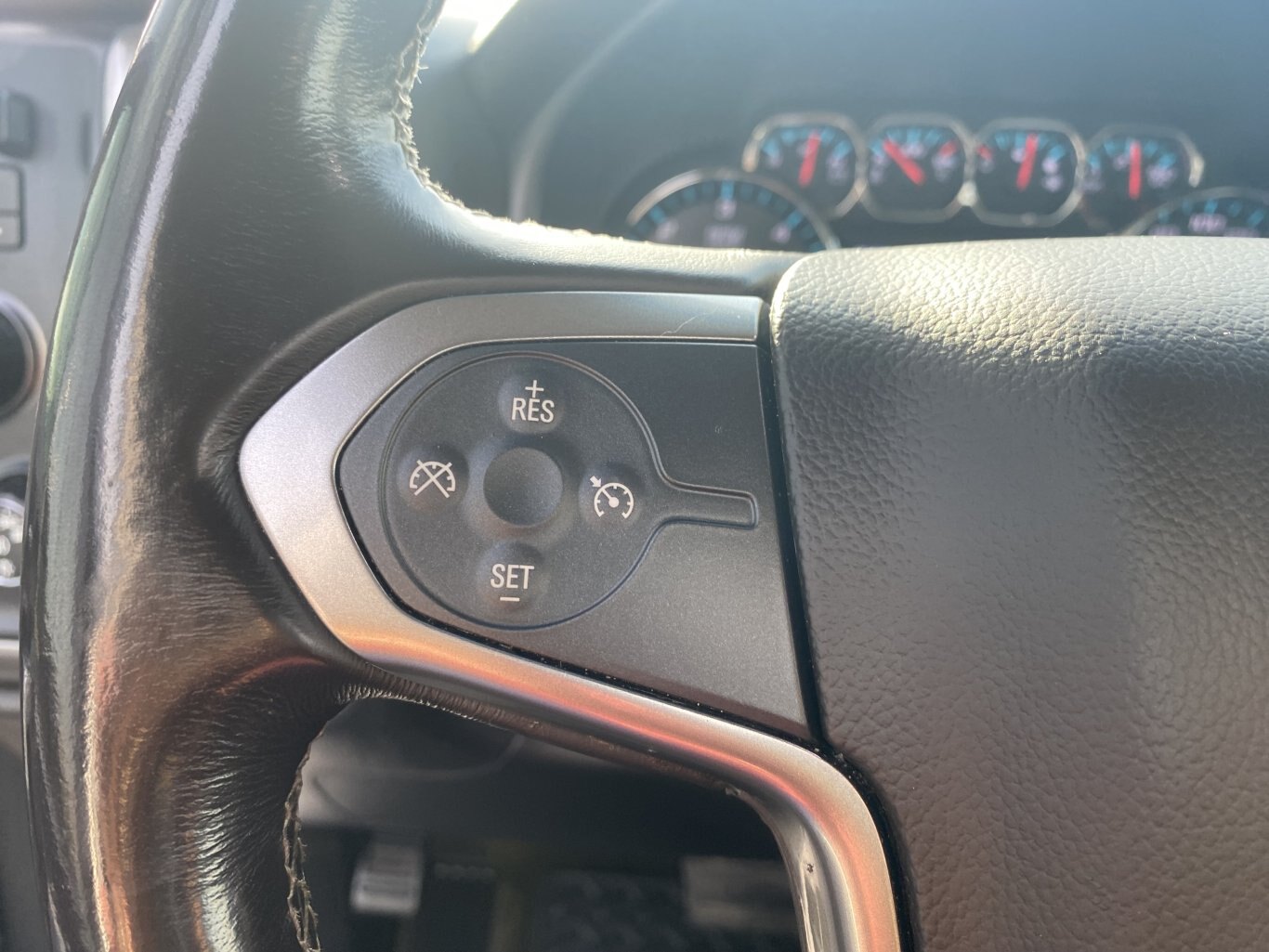 2018 CHEVROLET SILVERADO LT 4X4 CREW CAB WITH TONNEAU COVER, HEATED SEATS, REAR VIEW CAMERA AND NAVIGATION!!