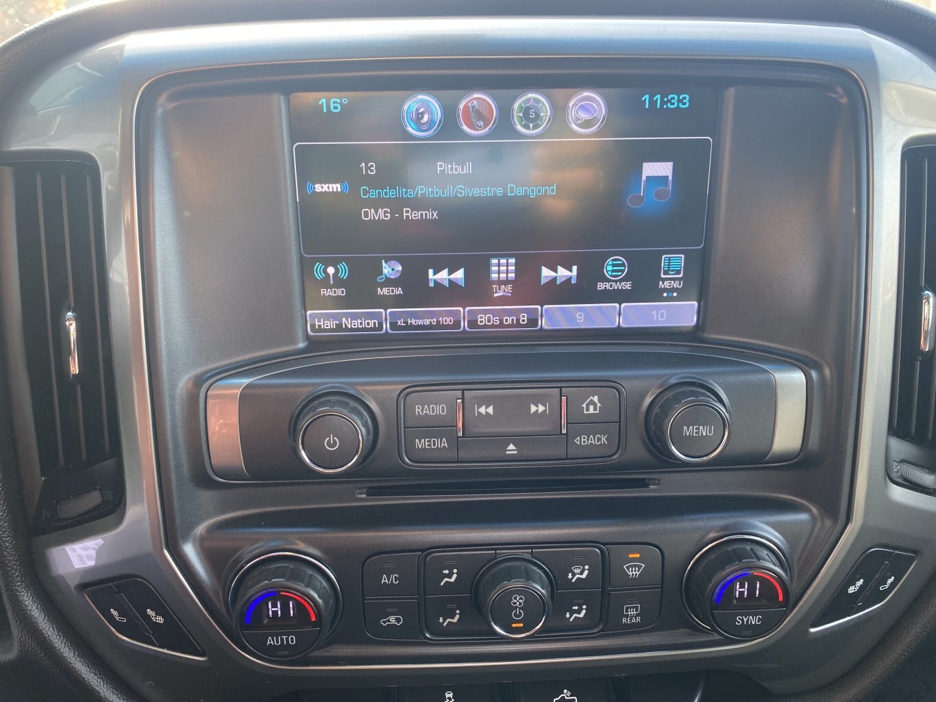 2018 CHEVROLET SILVERADO LT 4X4 CREW CAB WITH TONNEAU COVER, HEATED SEATS, REAR VIEW CAMERA AND NAVIGATION!!