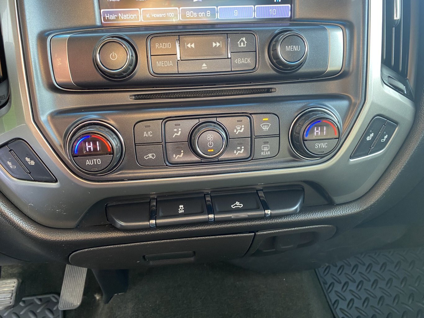 2018 CHEVROLET SILVERADO LT 4X4 CREW CAB WITH TONNEAU COVER, HEATED SEATS, REAR VIEW CAMERA AND NAVIGATION!!