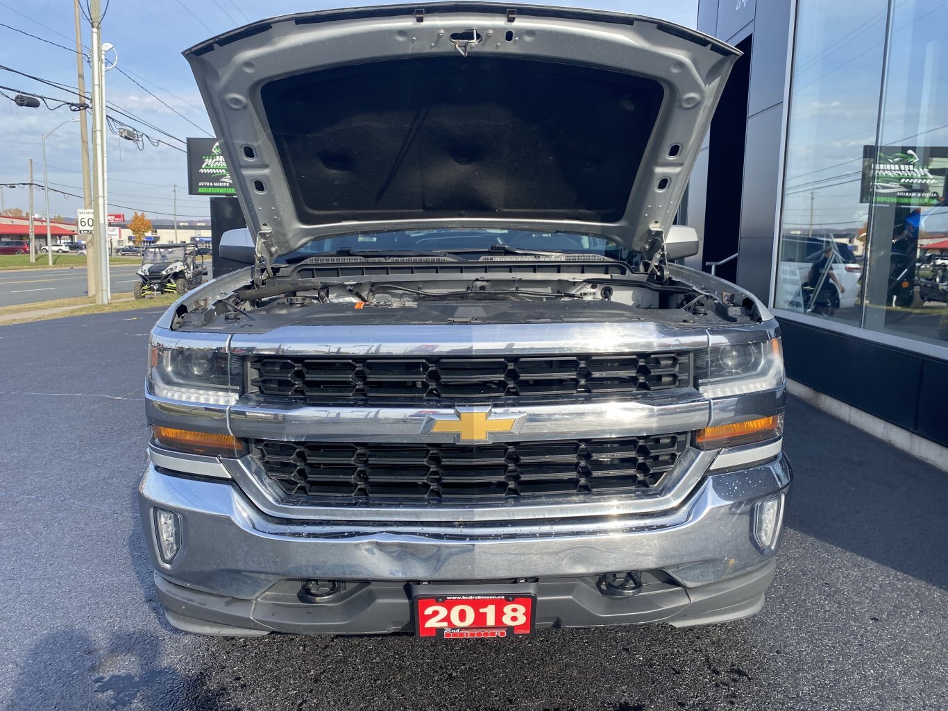 2018 CHEVROLET SILVERADO LT 4X4 CREW CAB WITH TONNEAU COVER, HEATED SEATS, REAR VIEW CAMERA AND NAVIGATION!!