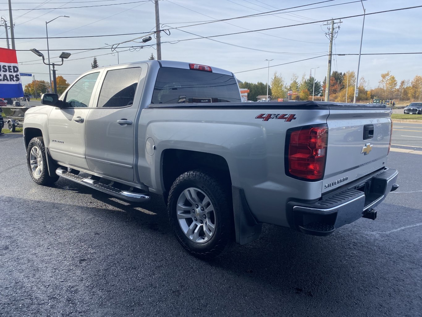 2018 CHEVROLET SILVERADO LT 4X4 CREW CAB WITH TONNEAU COVER, HEATED SEATS, REAR VIEW CAMERA AND NAVIGATION!!