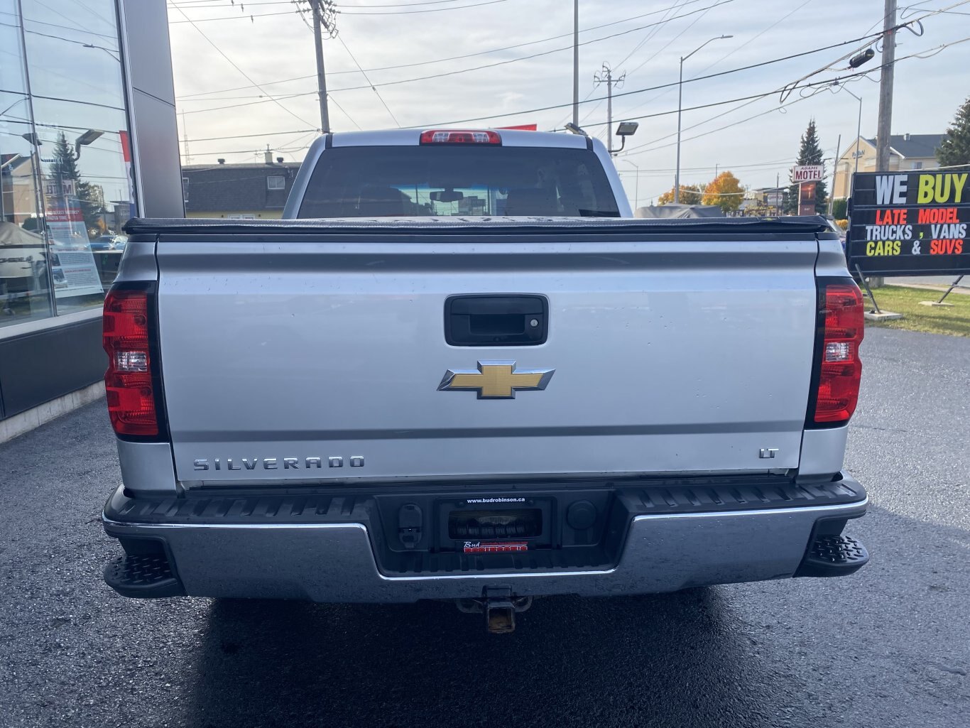 2018 CHEVROLET SILVERADO LT 4X4 CREW CAB WITH TONNEAU COVER, HEATED SEATS, REAR VIEW CAMERA AND NAVIGATION!!