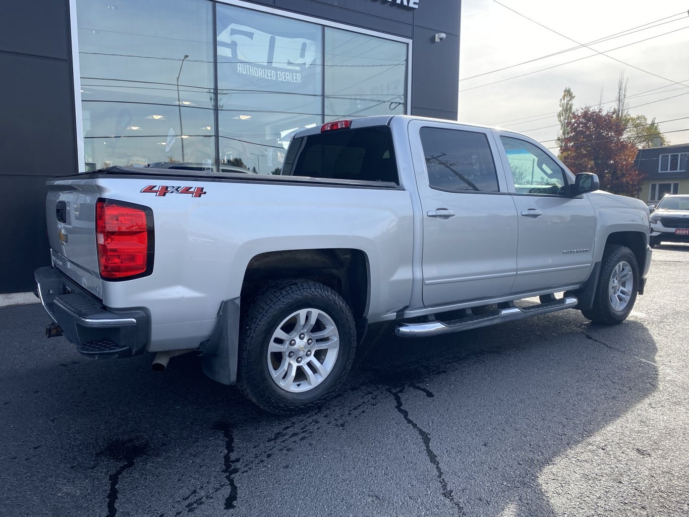 2018 CHEVROLET SILVERADO LT 4X4 CREW CAB WITH TONNEAU COVER, HEATED SEATS, REAR VIEW CAMERA AND NAVIGATION!!