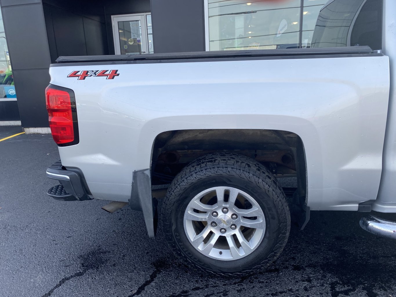 2018 CHEVROLET SILVERADO LT 4X4 CREW CAB WITH TONNEAU COVER, HEATED SEATS, REAR VIEW CAMERA AND NAVIGATION!!