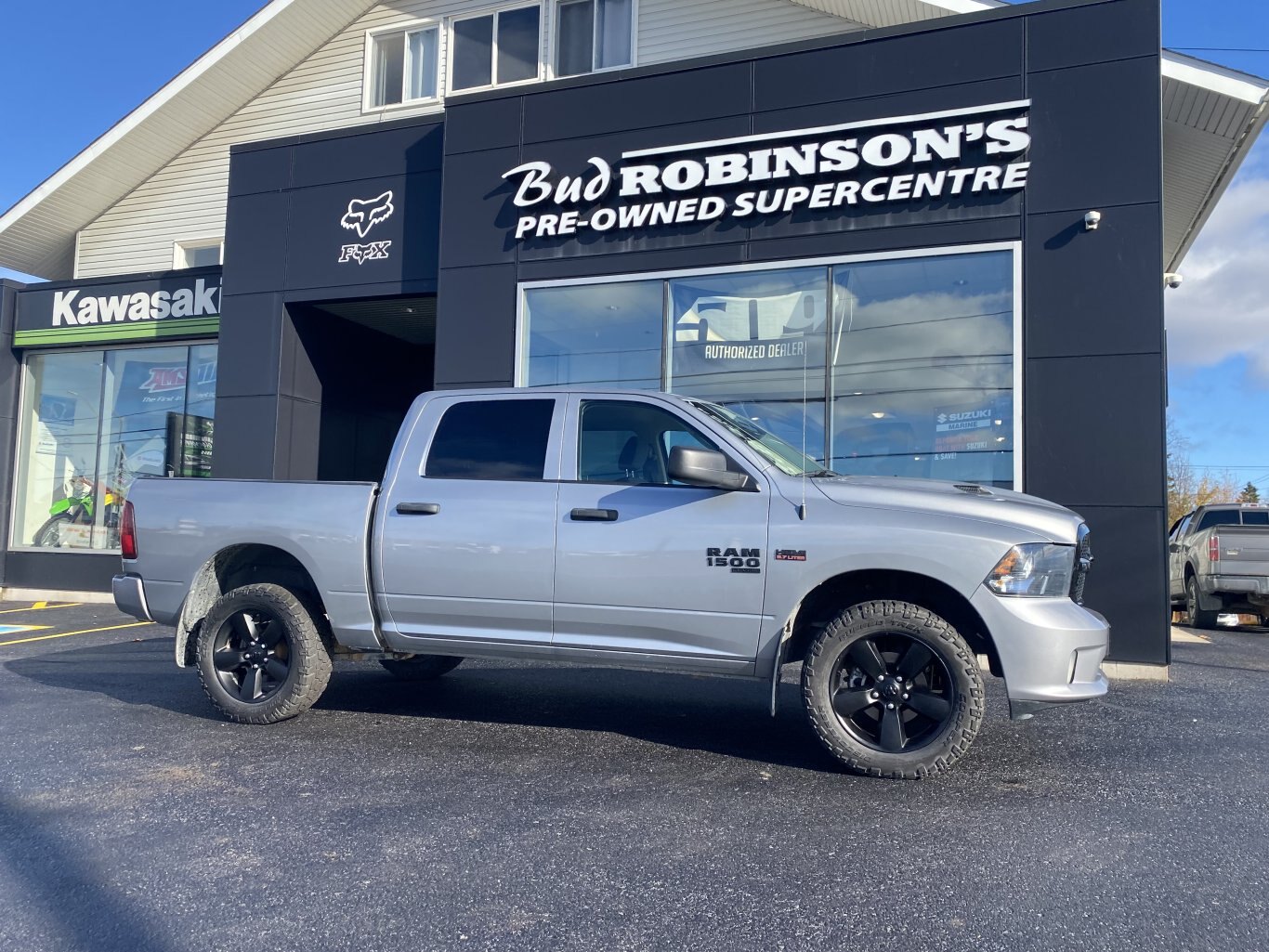 2021 DODGE RAM 1500 CLASSIC TRADESMAN 4X4 CREW CAB WITH HEATED SEATS, HEATED STEERING WHEEL AND REAR VIEW CAMERA!!