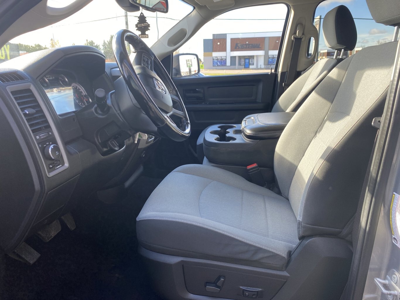 2021 DODGE RAM 1500 CLASSIC TRADESMAN 4X4 CREW CAB WITH HEATED SEATS, HEATED STEERING WHEEL AND REAR VIEW CAMERA!!