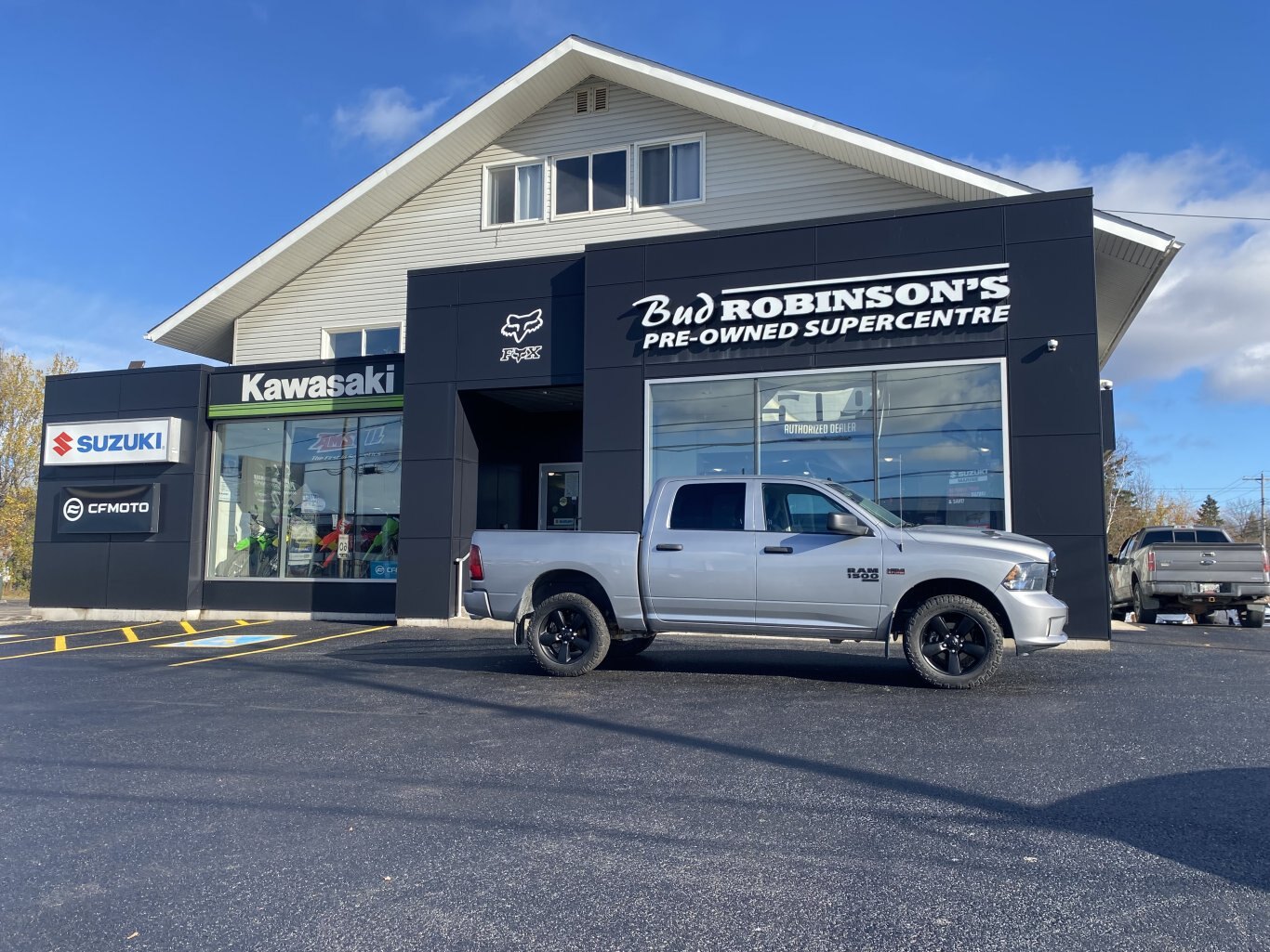 2021 DODGE RAM 1500 CLASSIC TRADESMAN 4X4 CREW CAB WITH HEATED SEATS, HEATED STEERING WHEEL AND REAR-VIEW CAMERA!!