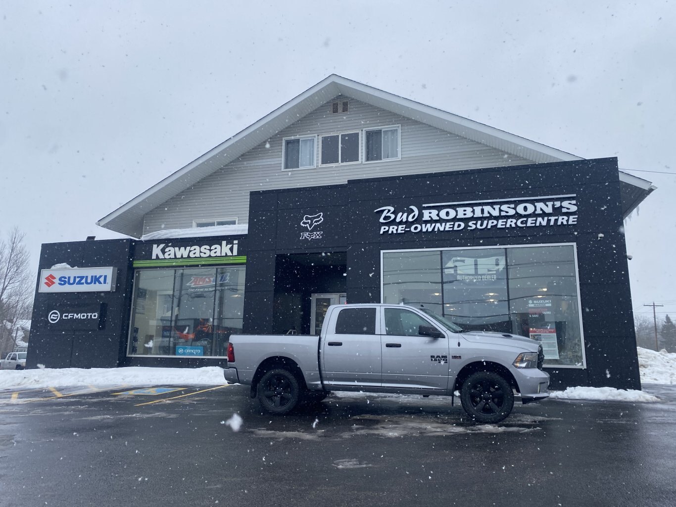 2021 DODGE RAM 1500 CLASSIC TRADESMAN 4X4 CREW CAB WITH HEATED SEATS, HEATED STEERING WHEEL AND REAR-VIEW CAMERA!!