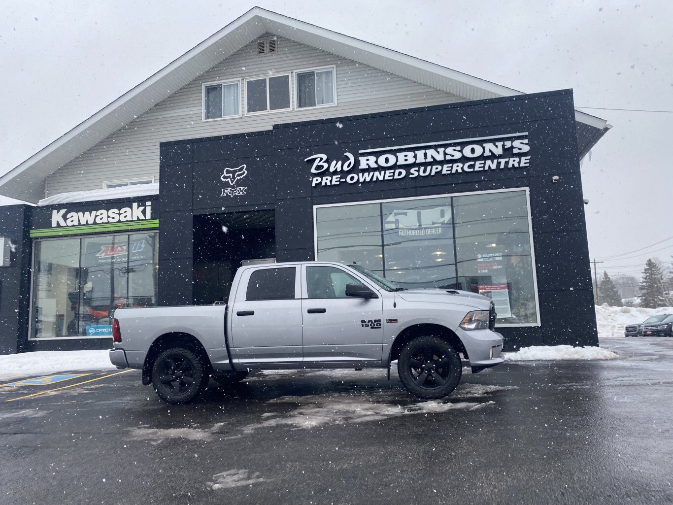 2021 DODGE RAM 1500 CLASSIC TRADESMAN 4X4 CREW CAB WITH HEATED SEATS, HEATED STEERING WHEEL AND REAR VIEW CAMERA!!