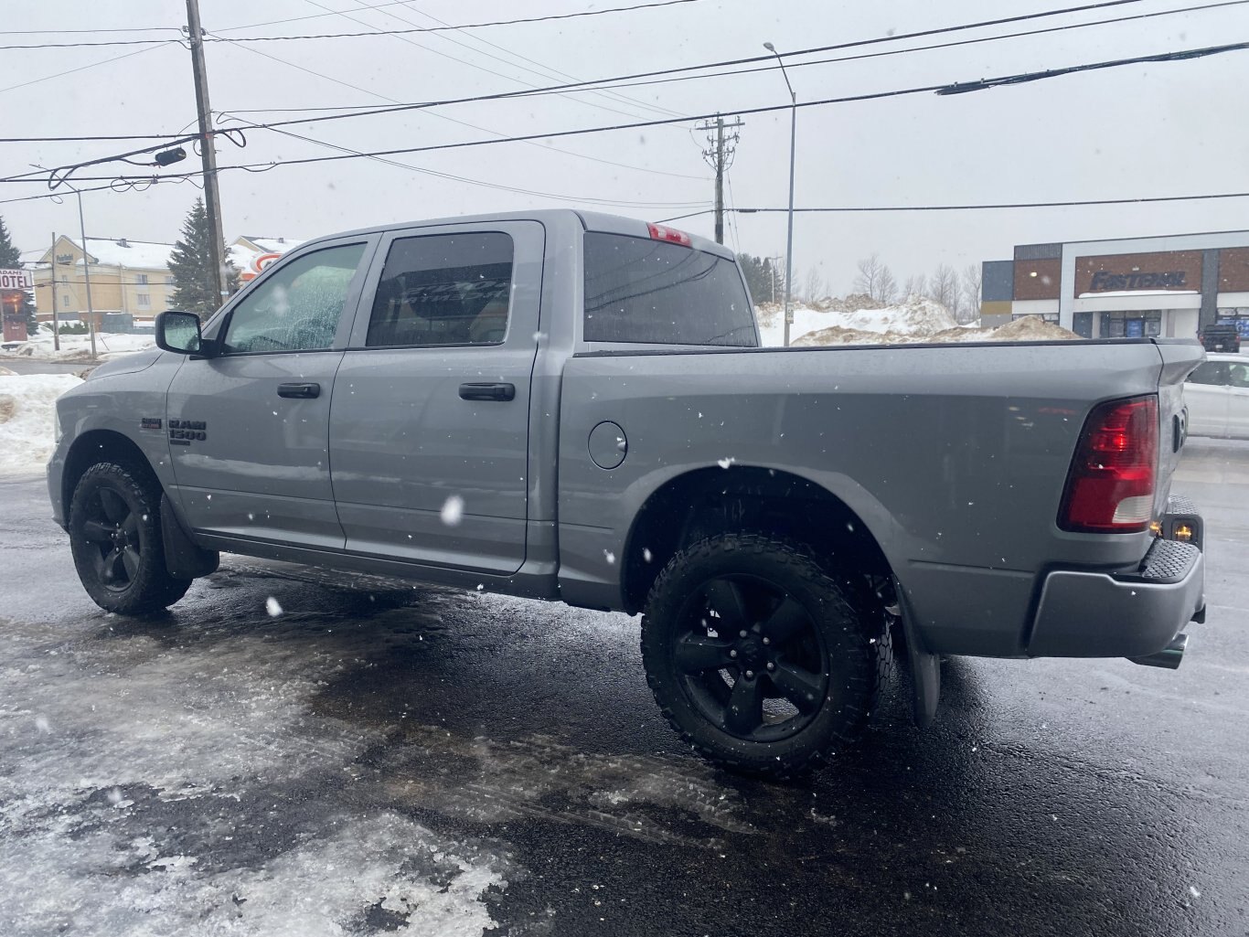 2021 DODGE RAM 1500 CLASSIC TRADESMAN 4X4 CREW CAB WITH HEATED SEATS, HEATED STEERING WHEEL AND REAR VIEW CAMERA!!