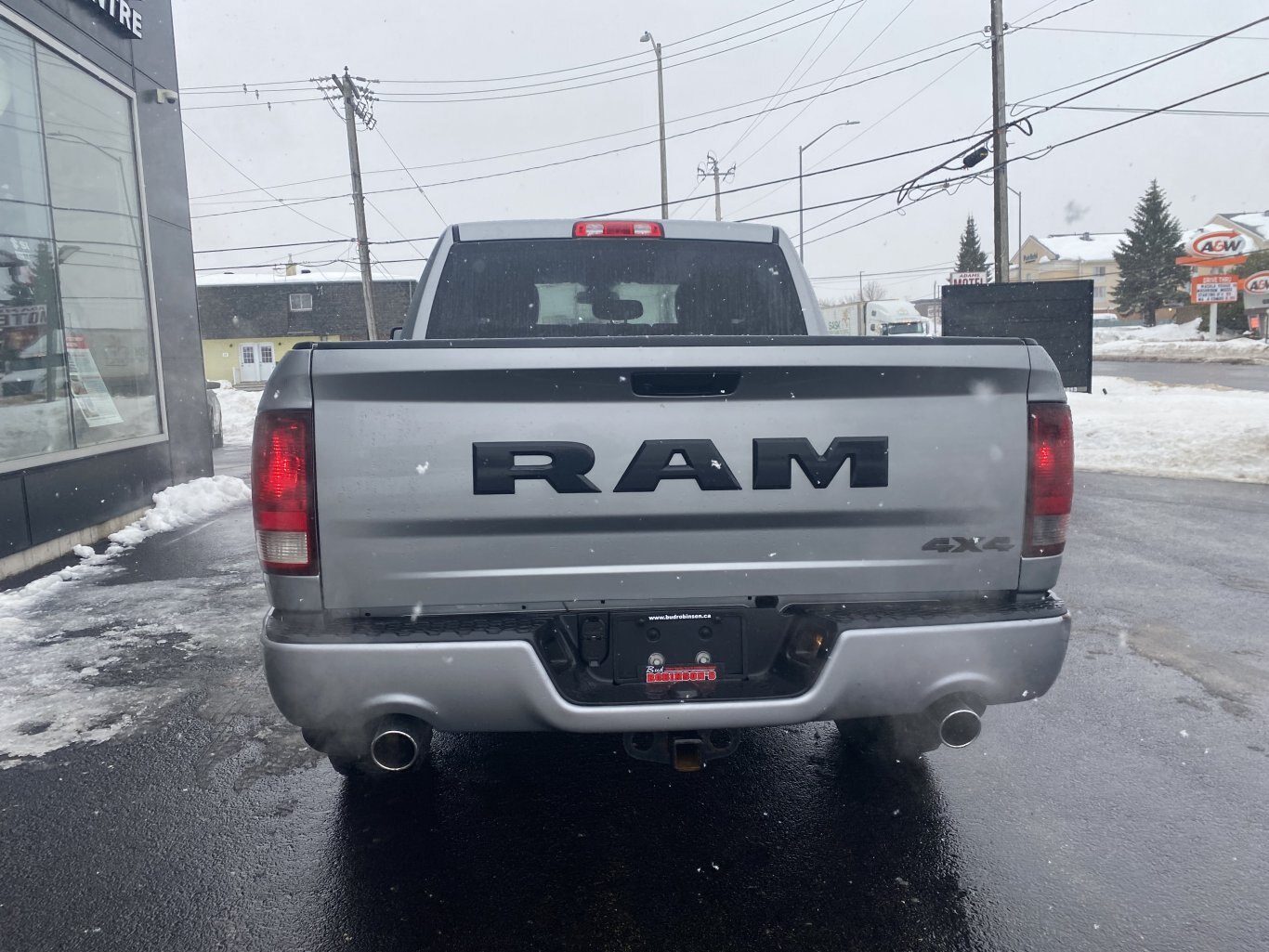 2021 DODGE RAM 1500 CLASSIC TRADESMAN 4X4 CREW CAB WITH HEATED SEATS, HEATED STEERING WHEEL AND REAR VIEW CAMERA!!