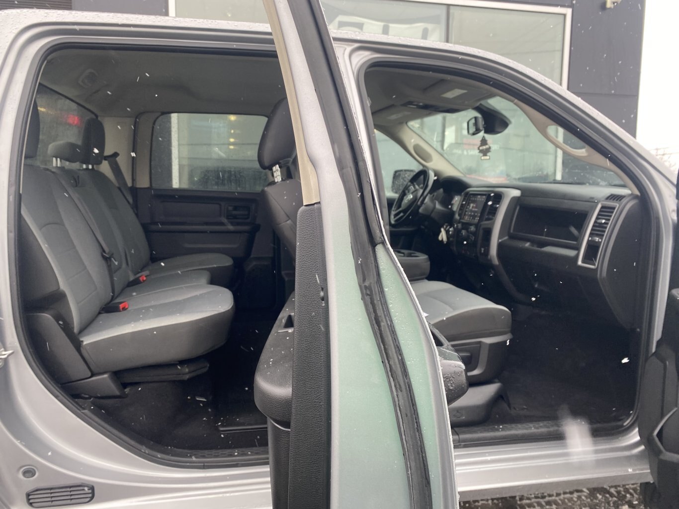 2021 DODGE RAM 1500 CLASSIC TRADESMAN 4X4 CREW CAB WITH HEATED SEATS, HEATED STEERING WHEEL AND REAR VIEW CAMERA!!